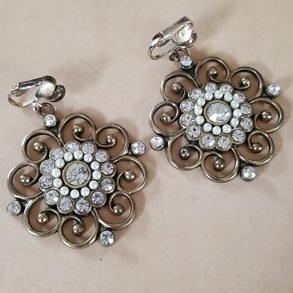 Vintage 1960s Hippie Faux Pearl and Rhinestone Antique Goldtone Clip Earrings - Picture 4 of 11